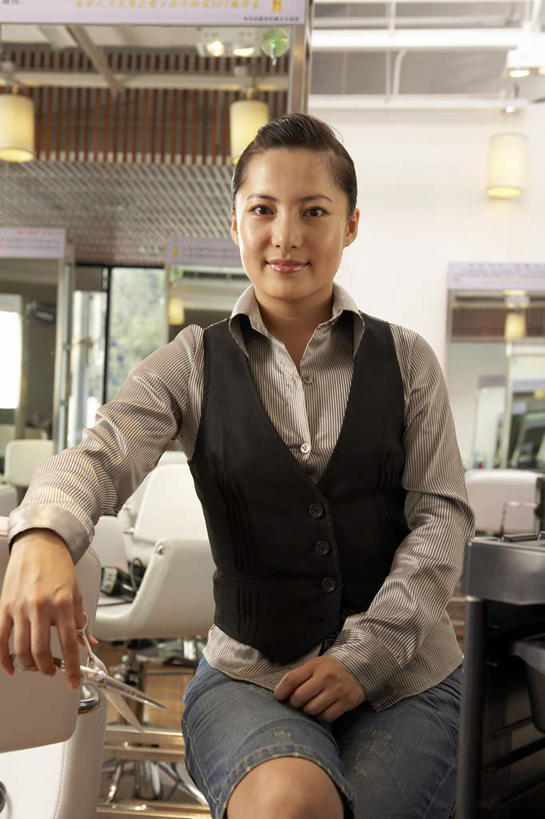 一个人,坐,竖图,正面,仰视,裙子,时尚,家具,镜子,椅子,北京,中国,亚洲,服装,装饰,剪刀,墙,光,现代,衣服,摄影,服饰,汗衫,衣着,穿着,肖像,美发用品,衣饰,年轻女性,中国人,年轻人,发型,美发师,彩图,低角度拍摄