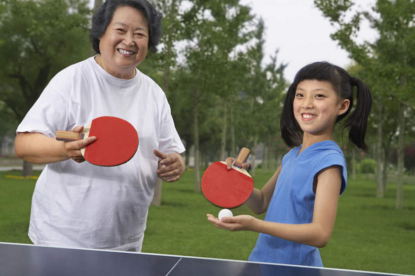 老年人,两个人,家庭,姐妹,祖父,公园,站,微笑,横图,正面,仰视,自由,纯洁,合作,团队,信心,竞争,城市,北京,中国,亚洲,准备,T恤,刺激,草,春天,夏天,看,放松,童年,摄影,生长,希望,专心,愉悦,运送,中国文化,护理人员,挑战,无忧无虑,乒乓球,老年女性,女孩,女人,女性,中国人,半身,彩图,低角度拍摄,精力,摆拍,态度