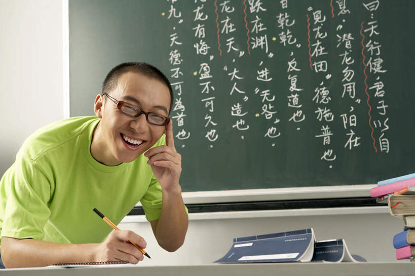 脸,头,脸颊,一个人,横图,室内,正面,侧面,仰视,北京,中国,亚洲,学习,眼镜,教育,T恤,书桌,肩膀,水笔,黑板,教室,凝视,摄影,生长,搜寻,复制,年轻男性,中国人,年轻人,头部,脸部,脸蛋,面部,半身,低角度拍摄,大学