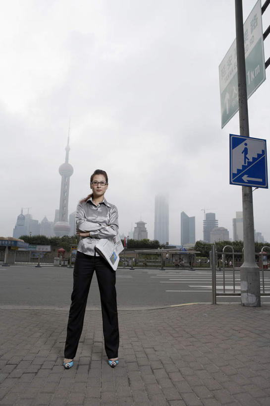 东方人,成年人,中年人,一个人,商务人士,商务女性,停车场,站,双手交叉,竖图,室外,白天,留白,正面,度假,商务,快乐,自由,成功,信心,竞争,建筑业,笔记本电脑,美景,天际线,雾,车库,城市风光,城市,街道,摩天大楼,报纸,鞋子,上海,亚洲,仅一个女性,仅一个人,准备,套装,服装,标志,瓷器,眼镜,河岸,景观,云,古城,人行道,塔,拿着,注视,娱乐,衣服,外滩,观察,看,仅一个中年女性,职业,享受,休闲,景色,放松,活力,力量,想,服饰,生活方式,观看,展览,污染,察看,便利,双手抱胸,享乐,衣着,愉悦,穿着,都市风光,关注,清新,运送,商务装,足,工薪阶层,东亚,千禧穹顶,衣饰,活页夹,无线电技术,能力,计算机,女人,女性,中年女性,亚洲人,中国人,白领,上班族,彩图,欢乐,泊车场,东方明珠塔,苦尽甘来