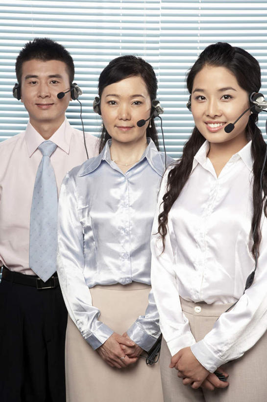 老年人,三个人,秘书,站,微笑,竖图,正面,仰视,裙子,通讯,合作,团队,信心,技术,北京,中国,亚洲,小贩,服装,裤子,并排,工作,带子,领带,听,衣服,看,活力,服务,摄影,服饰,便利,专心,呼叫中心,高雅,衣着,穿着,肖像,出示,盲人,放音设备,衣饰,无忧无虑,老年女性,年轻男性,年轻女性,中国人,年轻人,彩图,低角度拍摄,办公室职员,操作员