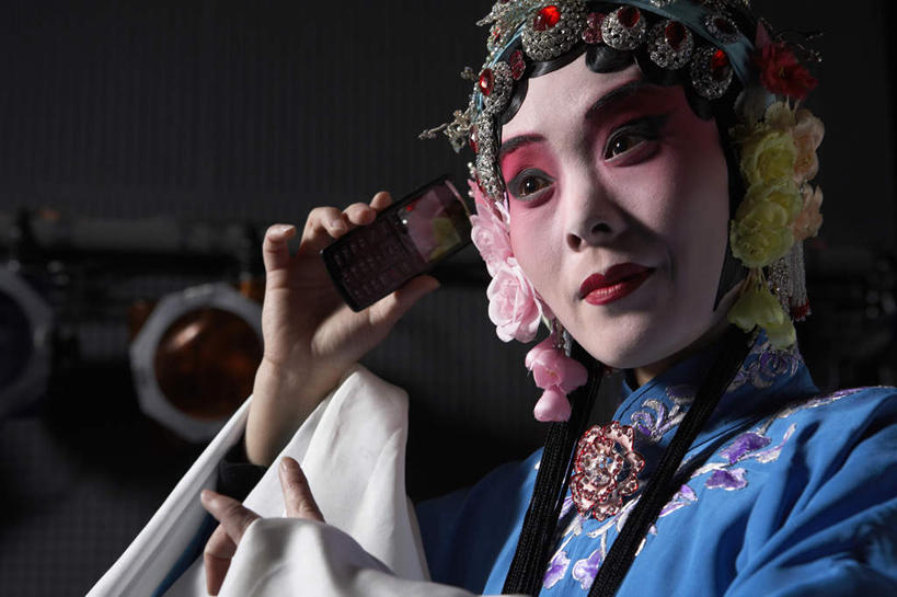 东方人,老年人,脸,头,脸颊,一个人,演员,电影明星,舞台,站,举,打电话,横图,室内,侧面,通讯,技术,美景,手机,珠宝,刺绣,亚洲,仅一个年轻女性,仅一个女性,仅一个人,表演,瓷器,景观,听,拿着,表演者,传统,肩膀,自然,托,概念,景色,凝视,灵感,袖子,高雅,中国文化,自然风光,改变,比例,京剧,东亚,东亚文化,北京市,歌剧,无线电技术,年轻女性,女人,女性,亚洲人,中国人,年轻人,头部,脸部,脸蛋,面部,电话机,影视明星,举起,举手,举着,向上举,向上伸,向上托,彩图,传统服装,锦缎,中国戏曲,舞台灯光,传统文化,京剧演员,性格