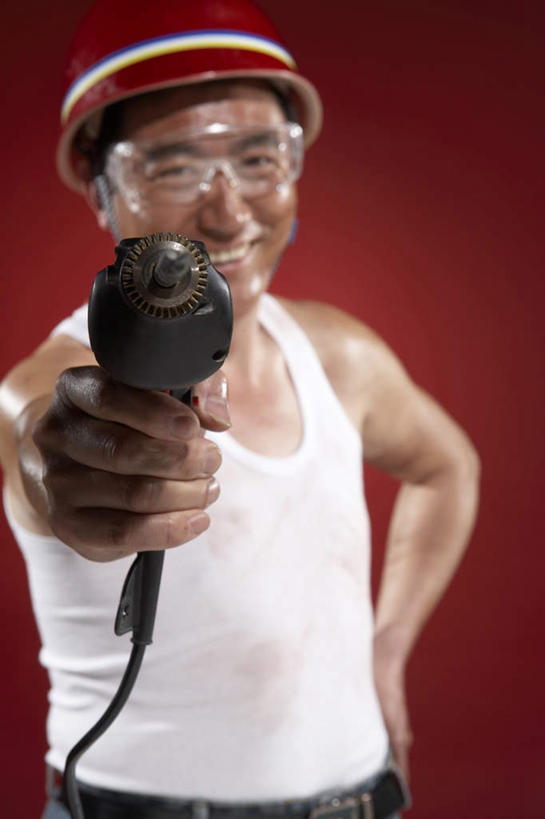 东方人,成年人,中年人,老年人,一个人,工程师,建筑工人,办公室,站,笑,微笑,露齿笑,竖图,正面,商务,快乐,旅途,成功,信心,建筑业,建筑,亚洲,仅一个男性,仅一个人,仅一个中年男性,瓷器,眼镜,拿着,休闲装,工人,红色,安全帽,建筑工地,叉腰,职业,想,工业,肮脏,汗衫,享乐,努力,防护镜,东亚,发展,邋遢,北京市,工匠,手钻,龌龊,污秽,男人,男性,中年男性,亚洲人,中国人,员工,半身,彩图,影棚拍摄,欢乐,匠人,劳动者,体力工,工头