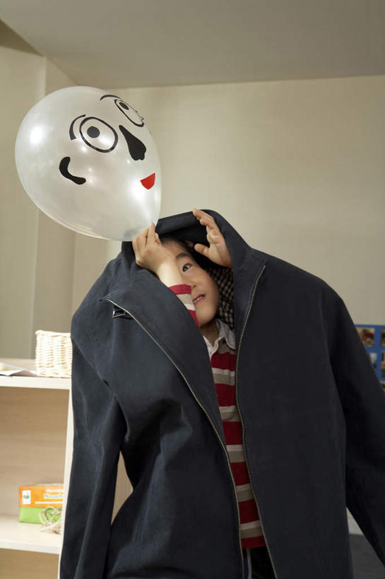 东方人,儿童,头发,一个人,家庭,学生,站,举,竖图,俯视,航拍,室内,白天,正面,夜生活,快乐,纯洁,玩具,亚洲,仅一个男性,仅一个人,装饰,瓷器,房屋,公寓,教育,拿着,外套,刺激,小孩,气球,工艺品,看,托,仅一个小孩,教室,概念,思考,温暖,温馨,一家人,幻想,可爱,探索,童年,童趣,财富,生长,幽默,和睦,创造力,笑脸,专心,享乐,愉悦,捉迷藏,鸟瞰,手艺,想象,童真,东亚,烂漫,无邪,发展,北京市,恶作剧,快活,欢愉,康乐,无忧无虑,冒险,天真,男孩,男人,男性,亚洲人,中国人,孩子,举起,举手,举着,向上举,向上伸,向上托,半身,彩图,高角度拍摄,装扮,高兴,欢乐,融洽,男生,拟人,蠢人,苦尽甘来