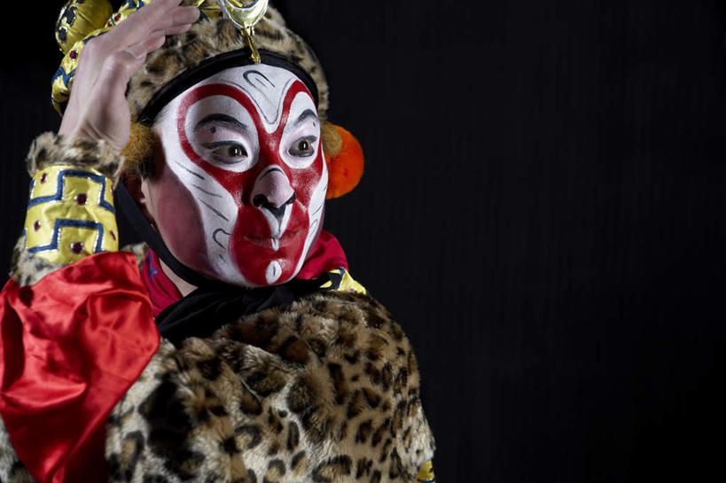 东方人,老年人,脸,头,脸颊,一个人,演员,电影明星,舞台,站,横图,留白,侧面,亚洲,仅一个男性,仅一个人,表演,准备,黑色背景,瓷器,注视,表演者,传统,肩膀,仅一个年轻男性,观察,看,手势,豹纹,孙悟空,观看,唱,察看,练习,愉悦,关注,中国文化,改变,伪装,反差,演出服,京剧,东亚,东亚文化,北京市,歌剧,男人,男性,年轻男性,亚洲人,中国人,年轻人,头部,脸部,脸蛋,面部,影视明星,半身,彩图,中国戏曲,防护面罩,打手势,传统文化,京剧演员,性格