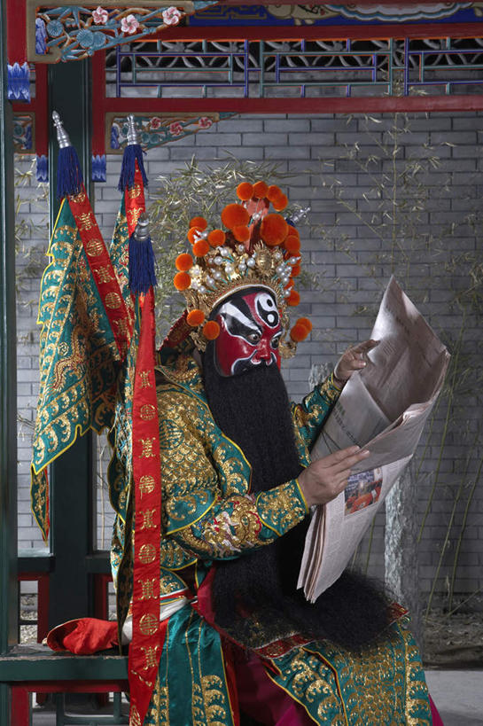 东方人,中年人,老年人,胡须,一个人,商务人士,演员,电影明星,坐,竖图,室内,室外,白天,侧面,商务,报纸,旗帜,亚洲,表演,装饰,瓷器,拿着,表演者,传统,停车,凉亭,看,思考,读书,专心,近景,中国文化,决心,改变,典礼,伪装,比例,京剧,东亚,将军,东亚文化,北京市,歌剧,亭台楼阁,老年男性,男人,男性,亚洲人,中国人,胡子,络腮胡,影视明星,彩图,传统服装,中国戏曲,防护面罩,传统文化,京剧演员,传媒,性格