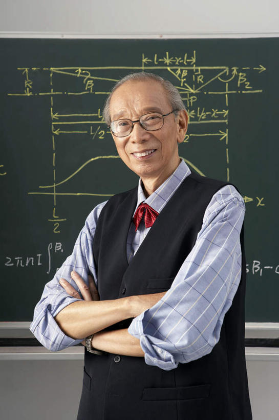 老年人,脸,头,脸颊,一个人,教师,科学家,站,双手交叉,微笑,竖图,室内,正面,侧面,仰视,窗户,椅子,北京,中国,亚洲,学习,分析,化学,领结,眼镜,实验室,教育,领巾,书桌,校园,肩膀,黑板,看,手势,教室,家庭作业,表,摄影,汗衫,生长,马甲,双手抱胸,知识,愉悦,数学,搜寻,化学家,物理学家,老年男性,男人,男性,中国人,头部,脸部,脸蛋,面部,讲师,半身,低角度拍摄,打手势