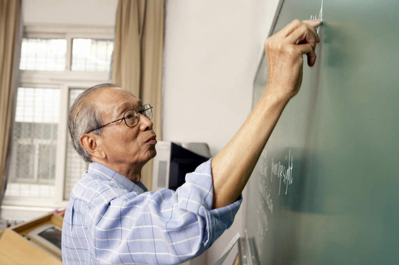 老年人,脸,头,脸颊,一个人,教师,微笑,横图,室内,侧面,仰视,窗户,椅子,北京,中国,亚洲,写,分析,科学,眼镜,教育,书桌,校园,肩膀,水笔,背面,粉笔,黑板,看,手势,演讲,教室,表,凝视,摄影,生长,专心,解释,数学,指挥台,公式,解决,老年男性,男人,男性,年轻男性,中国人,头部,脸部,脸蛋,面部,讲师,半身,低角度拍摄,大学,打手势