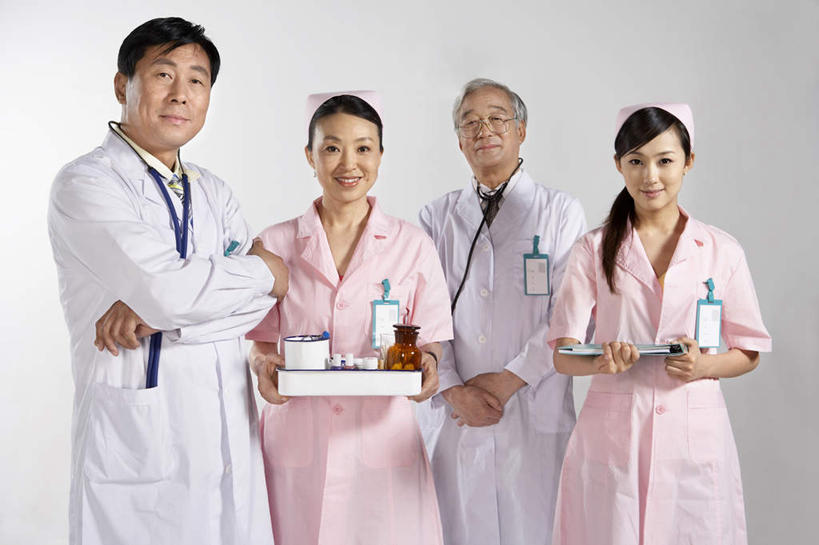 东方人,成年人,中年人,老年人,四个人,医生,护士,办公室,医院,站,笑,双手交叉,微笑,露齿笑,横图,竖图,室内,正面,工作服,制服,快乐,合作,团队,信心,帽子,亚洲,捆扎,科学,瓷器,拿着,粉色,白色,听诊器,职业,概念,服务,支撑,权威,双手抱胸,享乐,关爱,运送,近景,医疗工具,合伙,东亚,实验服,身份证,外科医生,北京市,颜料盘,替代疗法,责任,技能,老年男性,男人,男性,年轻女性,女人,女性,中年男性,中年女性,亚洲人,中国人,年轻人,钟,彩图,影棚拍摄,欢乐,办公室职员,门诊部