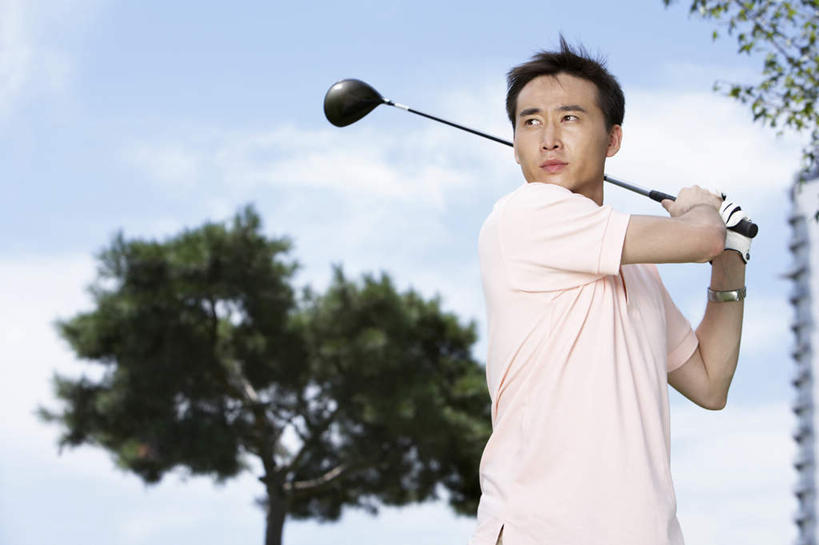 一个人,商务人士,司机,商务男性,公园,站,横图,室外,正面,仰视,衬衫,信心,城市,北京,中国,亚洲,摇摆,套装,开球,T恤,方向,现代,夏天,看,休闲,放松,活力,想,凝视,摄影,希望,动作,专心,高尔夫球杆,享乐,成就,体育器械,商务装,想象,工薪阶层,能力,年轻男性,中国人,年轻人,白领,上班族,半身,低角度拍摄,衬衣,摆拍,态度