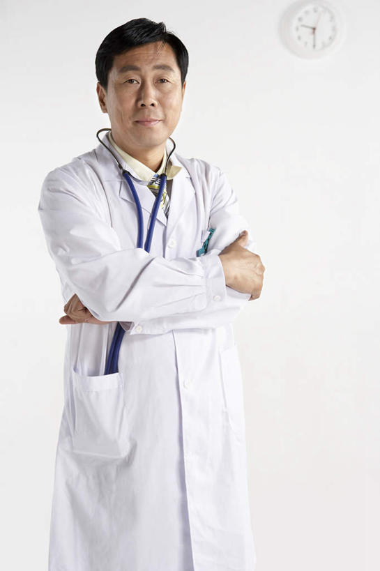 东方人,成年人,中年人,一个人,医生,办公室,医院,站,双手交叉,微笑,竖图,室内,留白,正面,工作服,制服,快乐,信心,亚洲,准备,科学,瓷器,白色,听诊器,职业,概念,想,服务,支撑,权威,双手抱胸,享乐,近景,问题,医疗工具,东亚,实验服,身份证,外科医生,北京市,替代疗法,责任,中年男性,亚洲人,中国人,钟,彩图,影棚拍摄,欢乐,门诊部,苦尽甘来