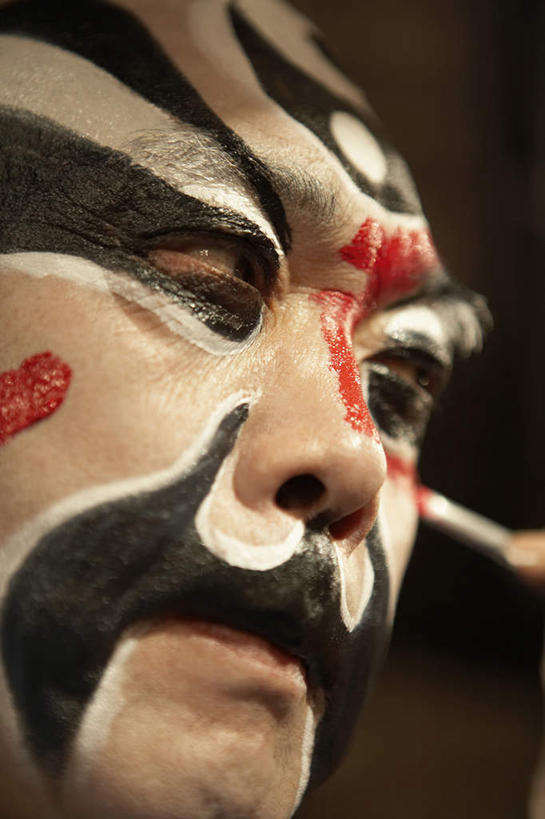 成年人,中年人,老年人,一个人,演员,电影明星,舞台,横图,竖图,室内,特写,侧面,化妆,绘画,镜子,剧院,亚洲,仅一个男性,仅一个人,仅一个中年男性,表演,准备,艺术,瓷器,古典,刷,拿着,文化,表演者,传统,黑色,工艺品,品味,思考,部分,美术,专心,高雅,练习,中国文化,决心,改变,更衣室,京剧,东亚,北京市,美学,贡献,老年男性,男人,男性,中年男性,亚洲人,中国人,影视明星,彩图,装扮,中国戏曲,传统文化,京剧演员