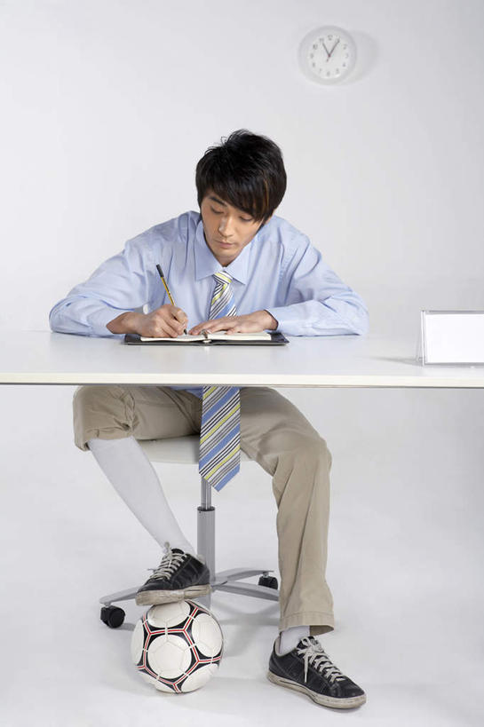 东方人,成年人,一个人,商务人士,商务男性,办公室,坐,竖图,白天,白色背景,正面,衬衫,商务,计算器,足球,椅子,亚洲,仅一个男性,仅一个人,捆扎,套装,时间,瓷器,书桌,袜子,水笔,仅一个年轻男性,白色,疲倦,想,翻滚,通信,生活方式,疲劳,专心,疲惫,愉悦,走神,收银条,商务装,等,困乏,反差,比例,工薪阶层,东亚,喙,北京市,疲乏,委顿,疲困,疲顿,疲钝,倦怠,怠倦,预测,厌倦,男人,男性,年轻男性,亚洲人,中国人,年轻人,白领,上班族,钟,半身,彩图,影棚拍摄,衬衣,办公室职员,白日梦,改进,进退维谷