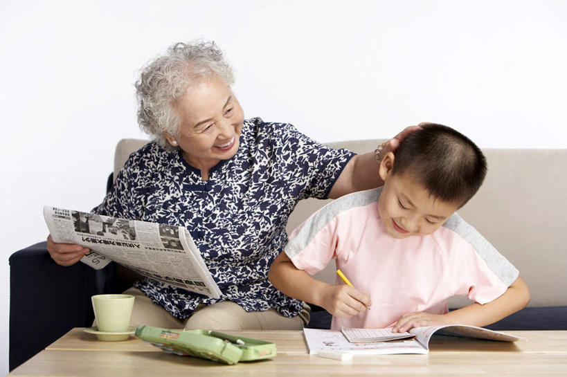 老年人,头发,两个人,家庭,祖父母,祖母,坐,微笑,横图,俯视,室内,正面,通讯,幸福,纯洁,信心,沙发,桌子,北京,中国,亚洲,写,教育,T恤,白色,看,可爱,童年,童趣,凝视,摄影,生长,创造力,专心,起居室,简单,关爱,护理人员,童真,烂漫,无邪,无忧无虑,天真,老年女性,男孩,女人,女性,中国人,孙子,触摸,高角度拍摄,欢乐