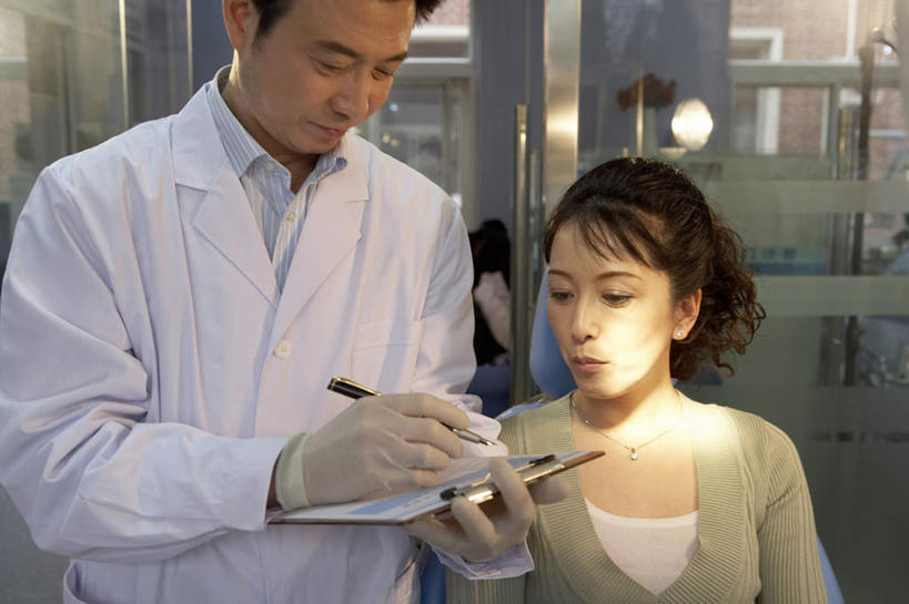 东方人,成年人,中年人,老年人,手,牙齿,两个人,医生,病人,护士,医院,站,坐,横图,x光片,室内,正面,讨论,通讯,安全,亚洲,准备,检查,分离,辐射,科学,医学,瓷器,防护,过滤,分开,拿着,休闲装,干净,外套,水笔,口罩,手套,教,演讲,职业,隔断,服务,遮掩,通信,保护,隔离,写字板,权威,医疗,卫生,专心,准确,科学技术,x射线,牙科设备,掩盖,遮挡,解释,关爱,净化,华贵,出示,间隔,医疗器械,保险,预防,x光,医疗工具,东亚,遮盖,实验服,口腔卫生,防尘,医疗机构,北京市,保全,周全,安稳,安定,防护手套,掩饰,断绝,隔开,屏蔽,屏绝,远离,中断,阻遏,阻隔,陈列柜,责任,潦草,平安,信任,老年男性,男人,男性,年轻女性,女人,女性,亚洲人,中国人,年轻人,齿,牙,牙龈,牙医,半身,彩图,病院,诊所,电磁波,电磁辐射,门诊部,口腔医学