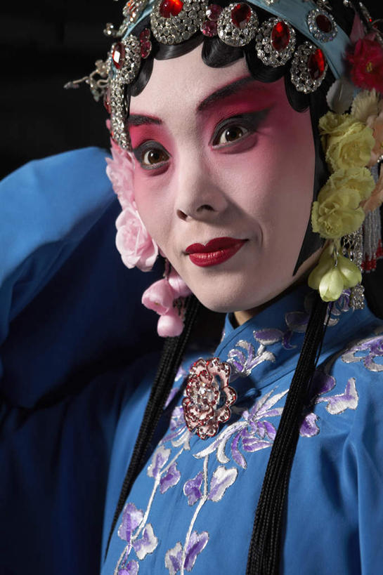 东方人,老年人,脸,头,脸颊,一个人,演员,电影明星,舞台,站,竖图,侧面,美景,珠宝,刺绣,亚洲,仅一个年轻女性,仅一个女性,仅一个人,表演,瓷器,景观,表演者,传统,肩膀,自然,景色,凝视,胸针,高雅,中国文化,自然风光,改变,比例,京剧,东亚,东亚文化,北京市,歌剧,年轻女性,女人,女性,亚洲人,中国人,年轻人,头部,脸部,脸蛋,面部,影视明星,半身,彩图,传统服装,锦缎,中国戏曲,传统文化,京剧演员,性格