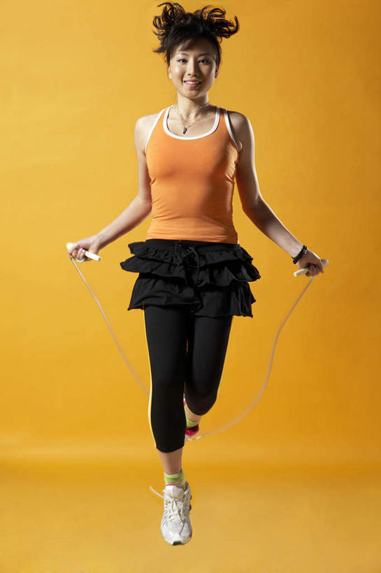 东方人,成年人,一个人,跳,跳绳,笑,微笑,露齿笑,竖图,正面,运动服,游戏,快乐,运动,亚洲,仅一个年轻女性,仅一个女性,仅一个人,黄色背景,瓷器,半空,黄色,活力,享乐,愉悦,东亚,北京市,无忧无虑,蹦,年轻女性,女人,女性,亚洲人,中国人,年轻人,彩图,影棚拍摄,欢乐