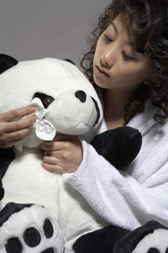 东方人,成年人,脸,头,脸颊,手,臀部,头发,一个人,病人,哭,竖图,室内,白天,正面,寂寞,熊猫,玩具,亚洲,仅一个年轻女性,仅一个女性,仅一个人,擦,瓷器,拿着,注视,肩膀,社区,观察,看,搭,服务,眼泪,观看,失望,安慰,察看,搭着,关爱,关注,问题,东亚,北京市,悲哀,柔和,悲痛,异性恋,烘干,担心,年轻女性,女人,女性,亚洲人,中国人,年轻人,头部,卷发,脸部,脸蛋,面部,拥抱,彩图,影棚拍摄,浴衣,瘀伤,乌青块,独处,弱点,挨着,沟通障碍