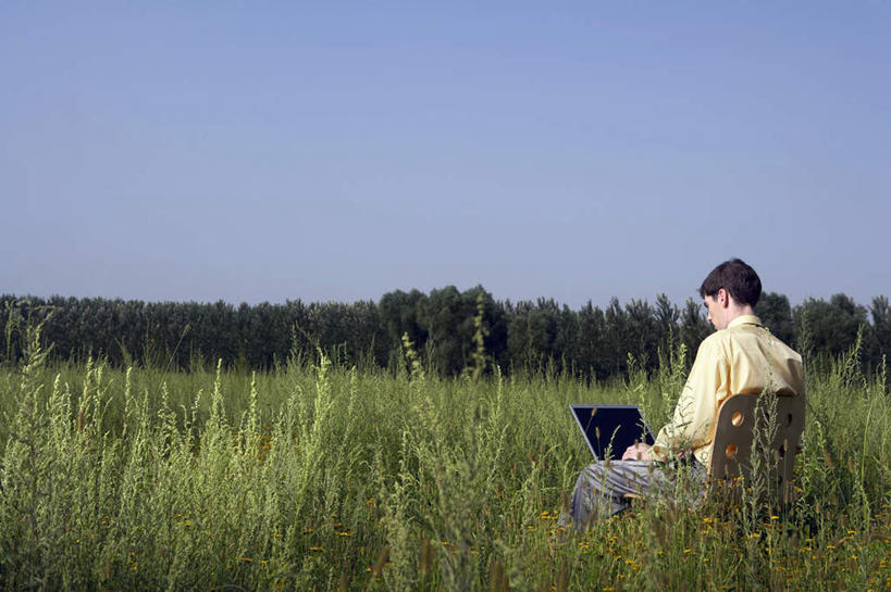 冲浪,一个人,坐,横图,侧面,仰视,笔记本电脑,森林,北京,中国,亚洲,裤子,郊区,绿色,春天,看,摄影,年轻男性,彩图,低角度拍摄,白色人种