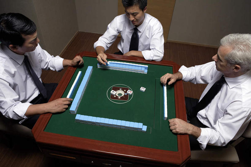 东方人,成年人,中年人,老年人,三个人,商务人士,商务男性,坐,横图,俯视,室内,衬衫,商务,游戏,友谊,赌博,竞争,家具,桌子,一排,许多,堆叠,套装,整齐,瓷砖,很多,娱乐,传统,会所,排列,麻将,休闲,俱乐部,摄影,生活方式,堆,赌徒,愉悦,队列,商务装,合伙,工薪阶层,策略,技能,机会,男人,男性,中国人,年轻人,白领,上班族,休闲活动,半身,彩图,高角度拍摄,衬衣,白色人种,社交,图像技术