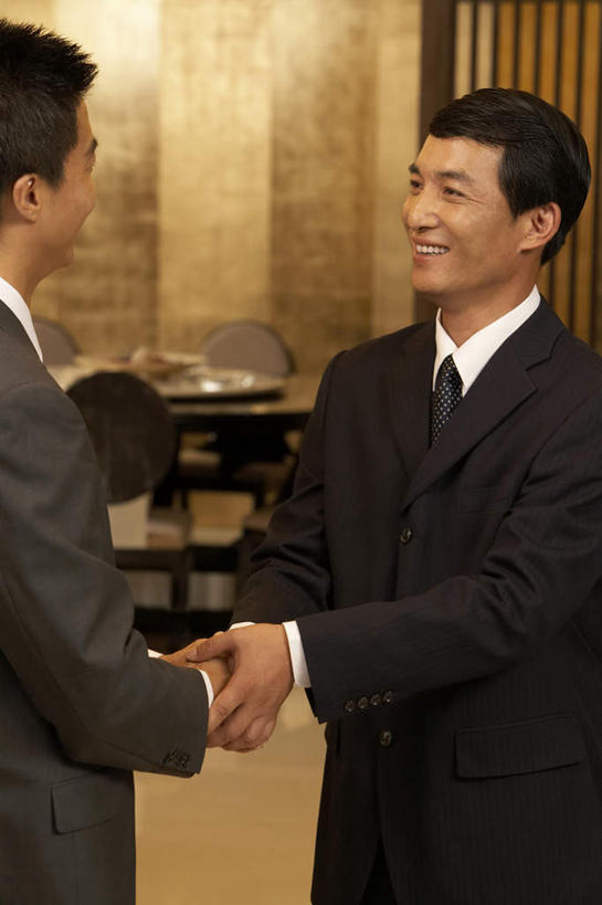 东方人,成年人,中年人,老年人,两个人,商务人士,商务男性,站,握手,微笑,竖图,室内,特写,衬衫,商务,讨论,快乐,满意,幸福,成功,合作,团队,信心,套装,会议,球门,娱乐,会所,衣服,面对面,同意,俱乐部,摄影,享乐,成就,华贵,问候,商务装,合伙,工薪阶层,渴望,完成,男人,男性,中国人,年轻人,白领,上班族,外衣,彩图,衬衣,欢乐,机遇,联合镇,社交