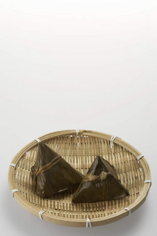 竖图,俯视,留白,白色背景,竹子,叶子,端午节,包装,篮子,三角形,织物,粽子,餐盘,传统,容器,碗,摄影,简单,中国文化,健康食物,彩图,高角度拍摄,影棚拍摄,传统文化,机织物