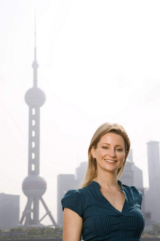 成年人,中年人,老年人,脸,头,脸颊,一个人,站,微笑,竖图,室外,白天,留白,旅游,度假,快乐,满意,幸福,美景,天际线,城市风光,城市,建筑,上海,日光,行人,游客,游人,景观,娱乐,现代,路人,旅客,肩膀,地标建筑,外滩,享受,休闲,景色,放松,摄影,享乐,肖像,逆光,拜访,图尔,过客,女人,女性,头部,脸部,脸蛋,面部,彩图,旅行,欢乐,当代,东方明珠塔,白色人种,摆拍