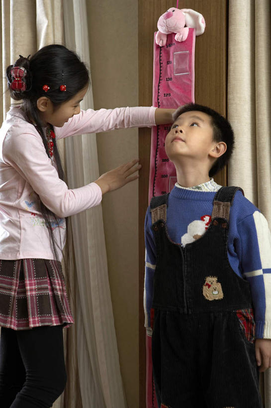 东方人,儿童,两个人,家庭,兄弟,姐妹,学生,竖图,室内,白天,快乐,幸福,纯洁,卧室,北京,亚洲,测量,瓷器,图表,房屋,公寓,高处,教育,休闲装,小孩,看,舒服,温暖,温馨,一家人,活力,可爱,童年,童趣,摄影,生长,希望,和睦,知识,享乐,肖像,童真,渴望,东亚,烂漫,无邪,身高,快活,欢愉,康乐,开端,无忧无虑,天真,男孩,女孩,亚洲人,中国人,孩子,彩图,高兴,融洽