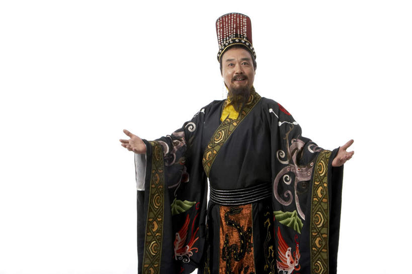 东方人,中年人,老年人,胡须,一个人,演员,站,举,微笑,横图,白色背景,民族服装,快乐,幸福,仅一个男性,仅一个人,仅一个中年男性,表演,服装,古典,文化,传统,衣服,托,张嘴,摄影,服饰,皇帝,古装,中国文化,张大嘴巴,秦朝,韵味,老年男性,男人,男性,中年男性,中国人,胡子,络腮胡,张开嘴,举起,举手,举着,向上举,向上伸,向上托,彩图,影棚拍摄,传统服装,民俗服,传统文化