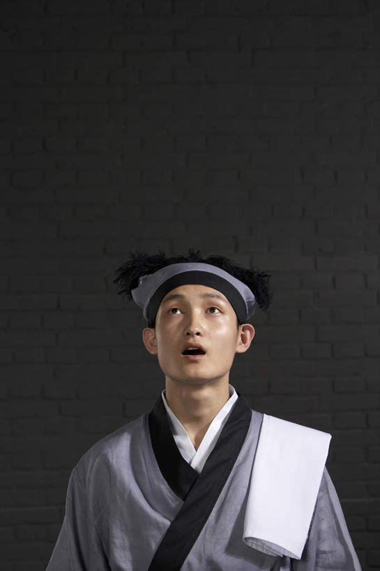 一个人,服务员,竖图,制服,仅一个男性,仅一个人,表演,倒,准备,茶道,茶叶,汤碗,古代,仅一个年轻男性,灰色,茶壶,服务,摄影,专心,准确,关爱,中国文化,技能,男人,男性,年轻男性,中国人,年轻人,服务生,侍者,彩图,影棚拍摄,传统服装,传统文化,西汉王朝