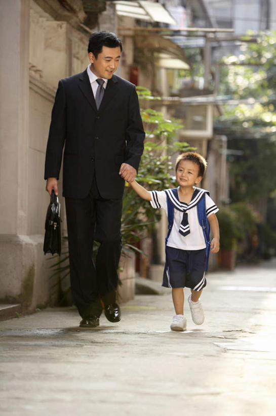 东方人,儿童,成年人,两个人,家庭,父母,父亲,儿子,商务人士,商务男性,微笑,竖图,室外,白天,留白,正面,衬衫,制服,商务,快乐,满意,幸福,纯洁,街道,路,上海,连接,套装,包,公文包,人行道,小路,教育,注视,小孩,衣服,观察,教,看,温暖,温馨,一家人,可爱,童年,童趣,摄影,生活方式,观看,说明书,和睦,察看,享乐,关注,商务装,工薪阶层,童真,烂漫,无邪,助教,天真,信任,男孩,男人,男性,中国人,孩子,年轻人,白领,上班族,外衣,步行,手牵手,彩图,衬衣,欢乐,融洽,巷