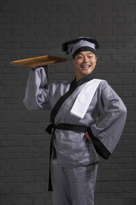 一个人,服务员,笑,微笑,露齿笑,竖图,制服,幸福,仅一个男性,仅一个人,表演,准备,餐盘,仅一个年轻男性,灰色,盘子,职业,服务,摄影,幽默,关爱,中国文化,问候,机敏,男人,男性,年轻男性,中国人,年轻人,服务生,侍者,彩图,影棚拍摄,传统服装,传统文化,精力,西汉王朝