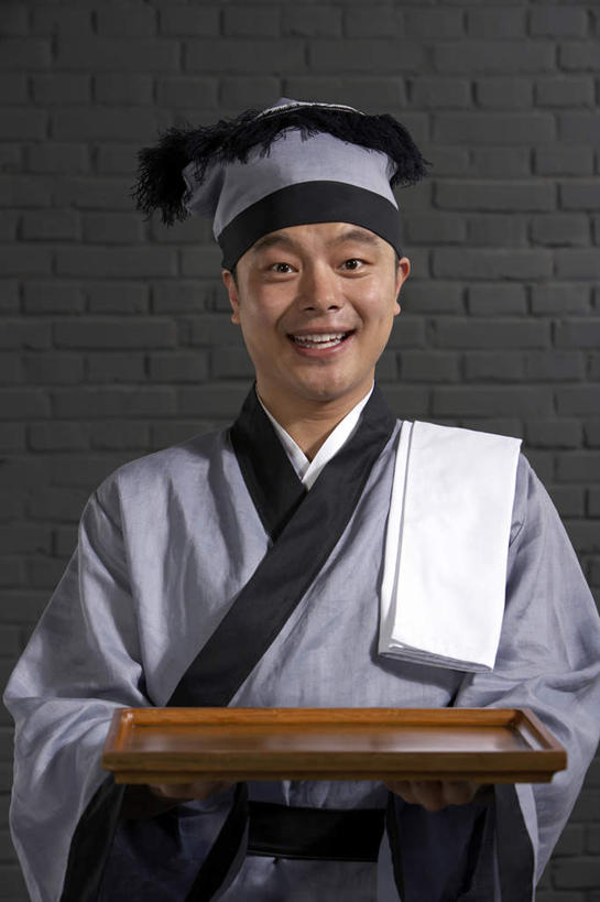 一个人,服务员,笑,微笑,露齿笑,竖图,制服,幸福,仅一个男性,仅一个人,表演,准备,餐盘,仅一个年轻男性,灰色,盘子,职业,服务,摄影,幽默,关爱,中国文化,问候,机敏,尊敬,男人,男性,年轻男性,中国人,年轻人,服务生,侍者,彩图,影棚拍摄,传统服装,传统文化,精力,西汉王朝