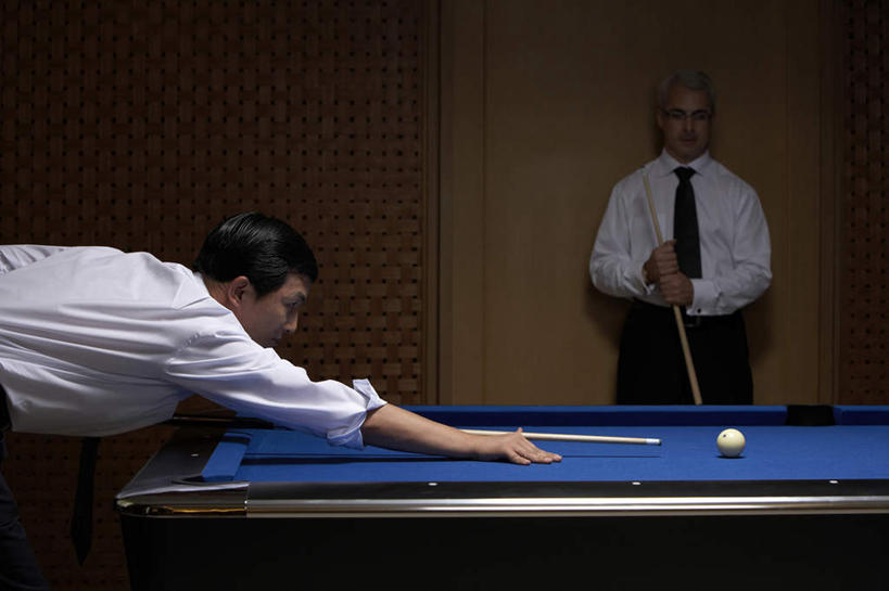 东方人,成年人,中年人,老年人,两个人,商务人士,商务男性,站,横图,室内,正面,侧面,衬衫,商务,运动,竞争,台球,弯腰,指,套装,检查,曲折,弯曲,球杆,桌球台,注视,指点,娱乐,会所,观察,看,休闲,伸手,俱乐部,摄影,蜿蜒,生活方式,观看,察看,专心,准确,指向,愉悦,关注,瞄准,商务装,合伙,工薪阶层,策略,技能,男人,男性,中国人,白领,上班族,休闲活动,张开手臂,半身,彩图,衬衣,对焦,白色人种,社交,图像技术