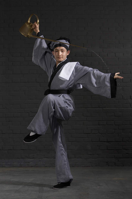 一个人,服务员,微笑,竖图,制服,仅一个男性,仅一个人,表演,倒,准备,茶道,茶叶,汤碗,古代,仅一个年轻男性,灰色,茶壶,服务,摄影,专心,准确,关爱,中国文化,技能,男人,男性,年轻男性,中国人,年轻人,服务生,侍者,彩图,影棚拍摄,传统服装,传统文化,西汉王朝