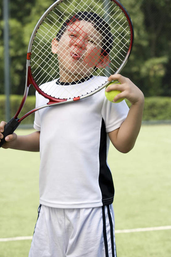 东方人,儿童,一个人,站,竖图,室外,白天,锻炼,游戏,快乐,满意,幸福,纯洁,运动,网球,上海,球拍,娱乐,设备,物品,小孩,伸舌头,可爱,乐趣,童年,童趣,遮,遮掩,摄影,生活方式,幽默,掩盖,享乐,遮挡,肖像,童真,烂漫,无邪,遮盖,掩饰,恶作剧,天真,网球运动,男孩,男性,孩子,休闲活动,彩图,欢乐,摆拍,蠢人,态度