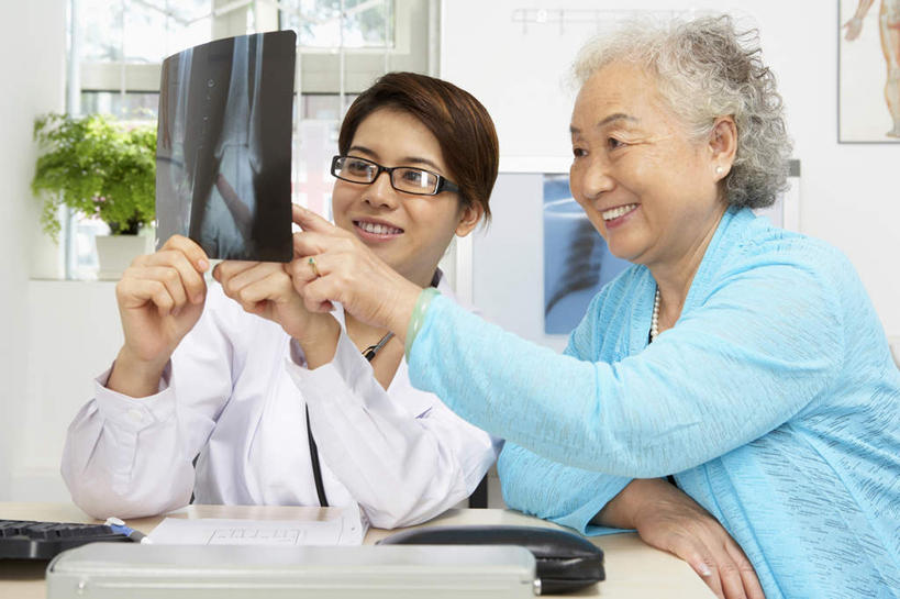 东方人,老年人,两个人,医生,病人,坐,微笑,横图,室内,白天,药,书桌,摄影,考试,实验服,老年女性,年轻女性,女人,女性,中国人,年轻人,半身,彩图