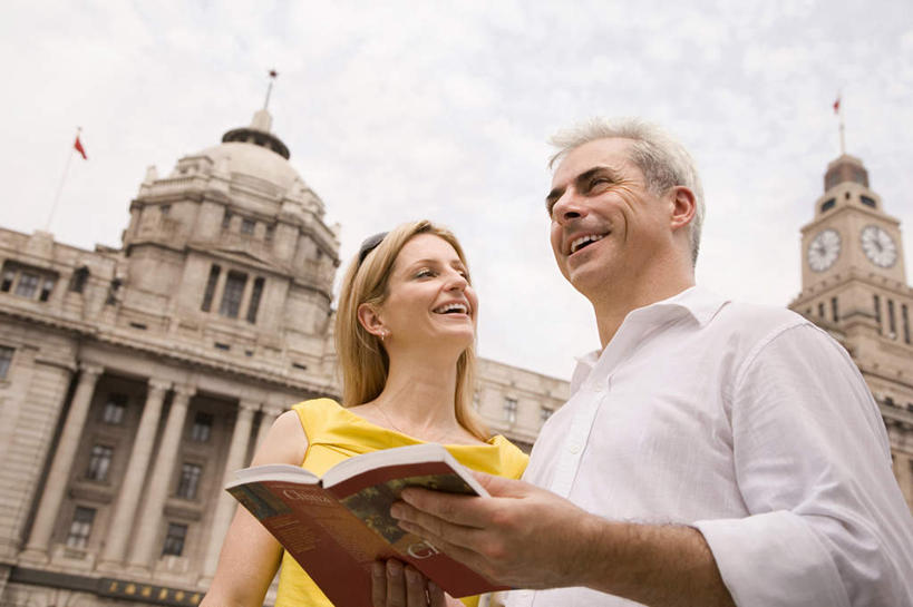 成年人,中年人,老年人,脸,头,脸颊,两个人,丈夫,妻子,站,笑,微笑,横图,室外,白天,仰视,旅游,度假,快乐,满意,友谊,幸福,建筑,上海,行人,游客,游人,检查,塔,路人,旅客,肩膀,外滩,看,表,读书,摄影,观看,享乐,拜访,婚姻,搜寻,图尔,异性恋,过客,男人,男性,女人,女性,头部,脸部,脸蛋,面部,书,钟,彩图,低角度拍摄,旅行,欢乐,伴侣,白色人种