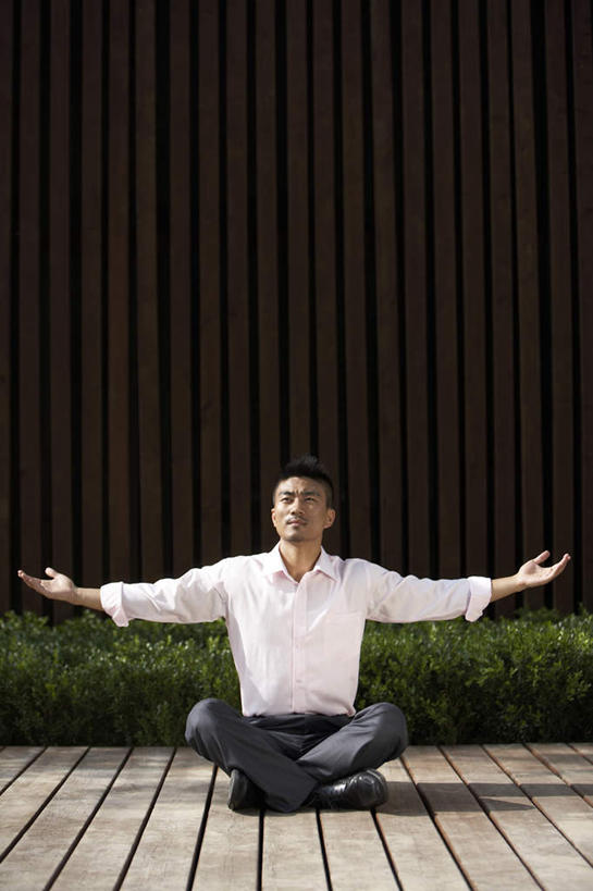 东方人,中年人,一个人,商务人士,商务男性,坐,举,竖图,室外,白天,留白,正面,衬衫,仅一个男性,仅一个人,仅一个中年男性,套装,树,托,放松,瑜珈,摄影,商务装,工薪阶层,灵性,男人,男性,年轻男性,中年男性,中国人,年轻人,白领,上班族,举起,举手,举着,盘着腿坐,向上举,向上伸,向上托,彩图,衬衣