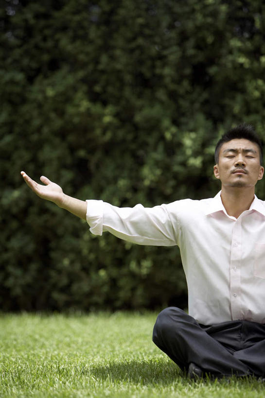 东方人,中年人,一个人,商务人士,商务男性,坐,举,竖图,室外,白天,正面,衬衫,仅一个男性,仅一个人,仅一个中年男性,套装,草,树,托,放松,瑜珈,摄影,商务装,工薪阶层,灵性,男人,男性,年轻男性,中年男性,中国人,年轻人,白领,上班族,闭着眼睛,举起,举手,举着,盘着腿坐,向上举,向上伸,向上托,彩图,衬衣