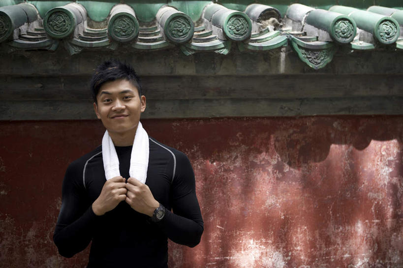 头发,一个人,站,微笑,横图,室外,白天,留白,锻炼,快乐,运动,仅一个男性,仅一个人,仅一个年轻男性,黑色,毛巾,力量,摄影,肖像,混凝土墙,男人,男性,年轻男性,中国人,年轻人,休闲活动,半身,彩图