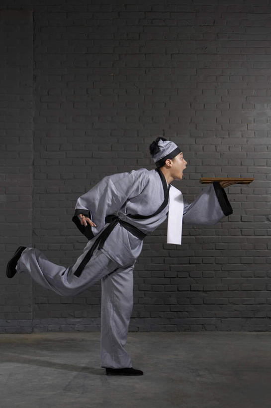 一个人,服务员,笑,微笑,露齿笑,横图,制服,幸福,仅一个男性,仅一个人,表演,准备,餐盘,手叉腰,仅一个年轻男性,灰色,盘子,叉腰,职业,服务,摄影,幽默,双手叉腰,关爱,中国文化,努力,问候,机敏,男人,男性,年轻男性,中国人,年轻人,服务生,侍者,彩图,影棚拍摄,传统服装,传统文化,精力,西汉王朝