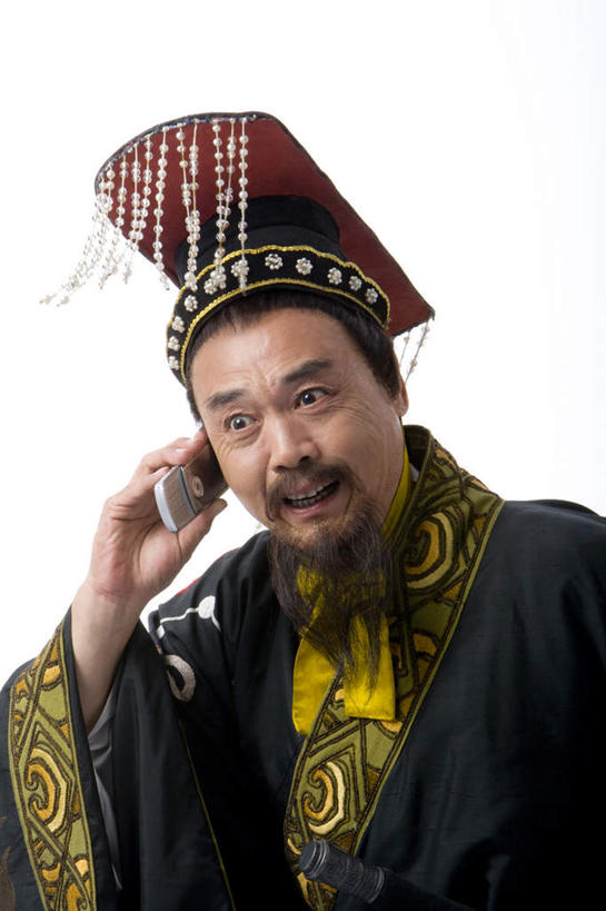 东方人,中年人,老年人,胡须,一个人,演员,站,打电话,微笑,竖图,白色背景,民族服装,快乐,通讯,异乎寻常,手机,仅一个男性,仅一个人,仅一个中年男性,服装,古典,联系,听,文化,传统,刺激,衣服,摄影,服饰,皇帝,幽默,古装,中国文化,反差,秦朝,韵味,老年男性,男人,男性,中年男性,中国人,胡子,络腮胡,半身,彩图,影棚拍摄,传统服装,民俗服,传统文化