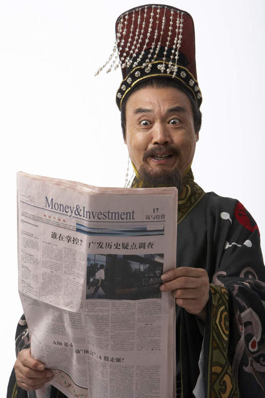 东方人,中年人,老年人,胡须,一个人,演员,站,微笑,竖图,白色背景,民族服装,商务,快乐,异乎寻常,报纸,仅一个男性,仅一个人,仅一个中年男性,表演,服装,古典,注视,文化,传统,刺激,衣服,观察,看,读书,金融,投资,摄影,服饰,观看,皇帝,幽默,古装,复杂,察看,关注,中国文化,反差,秦朝,韵味,老年男性,男人,男性,中年男性,中国人,胡子,络腮胡,半身,彩图,影棚拍摄,传统服装,民俗服,传统文化