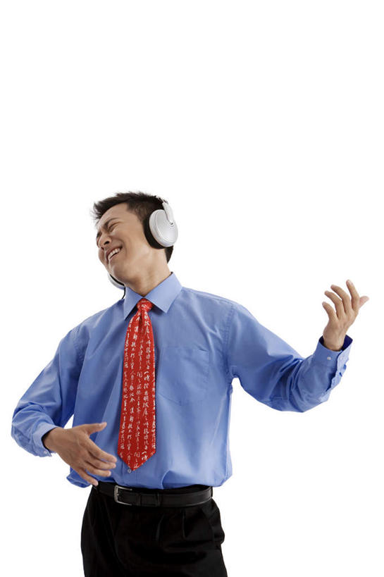 东方人,一个人,商务人士,商务男性,微笑,竖图,留白,白色背景,衬衫,商务,快乐,兴奋,幸福,热情,仅一个男性,仅一个人,表演,套装,吉他,领带,音乐,听,仅一个年轻男性,耳机,张嘴,职业,概念,汉字,活力,模仿,摄影,幽默,唱,享乐,中国文化,商务装,想象,张大嘴巴,工薪阶层,摇滚乐,男人,男性,年轻男性,中国人,年轻人,白领,上班族,张开嘴,休闲活动,闭着眼睛,彩图,影棚拍摄,衬衣,摇摆舞,办公室职员