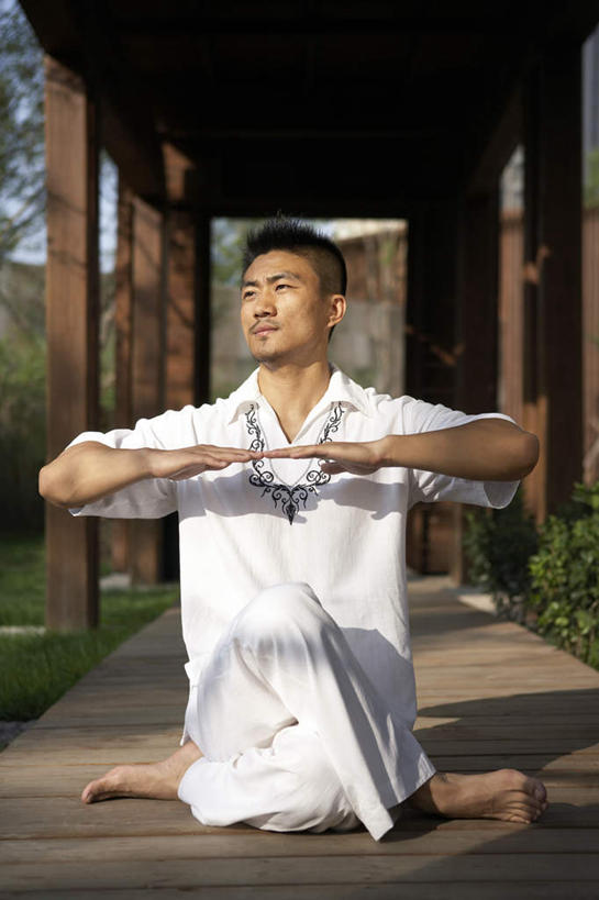 东方人,中年人,一个人,坐,竖图,室外,白天,仅一个男性,仅一个人,仅一个中年男性,休闲装,赤脚,瑜珈,摄影,冥想,专心,练习,灵性,男人,男性,年轻男性,中年男性,中国人,年轻人,休闲活动,盘着腿坐,彩图,禅宗