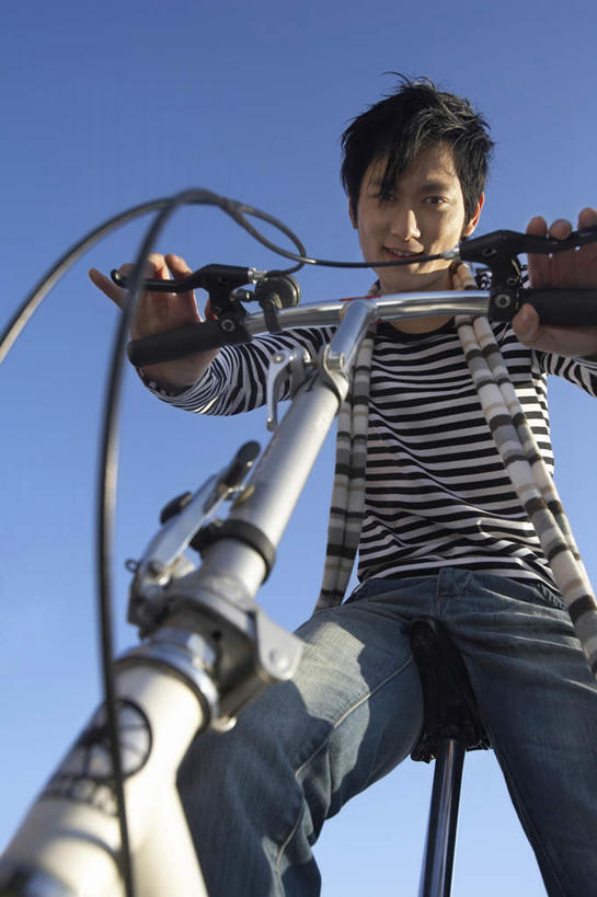 东方人,成年人,一个人,公园,坐,微笑,竖图,室外,特写,白天,仰视,锻炼,旅游,快乐,幸福,旅途,街道,自行车,北京,亚洲,仅一个男性,条纹,瓷器,休闲装,车,脚踏车,骑,围巾,交通工具,靠,靠着,骑车,摄影,享乐,载具,手把,东亚,万里无云,快活,欢愉,康乐,无忧无虑,冒险,年轻男性,亚洲人,中国人,年轻人,休闲活动,彩图,低角度拍摄,高兴,假笑