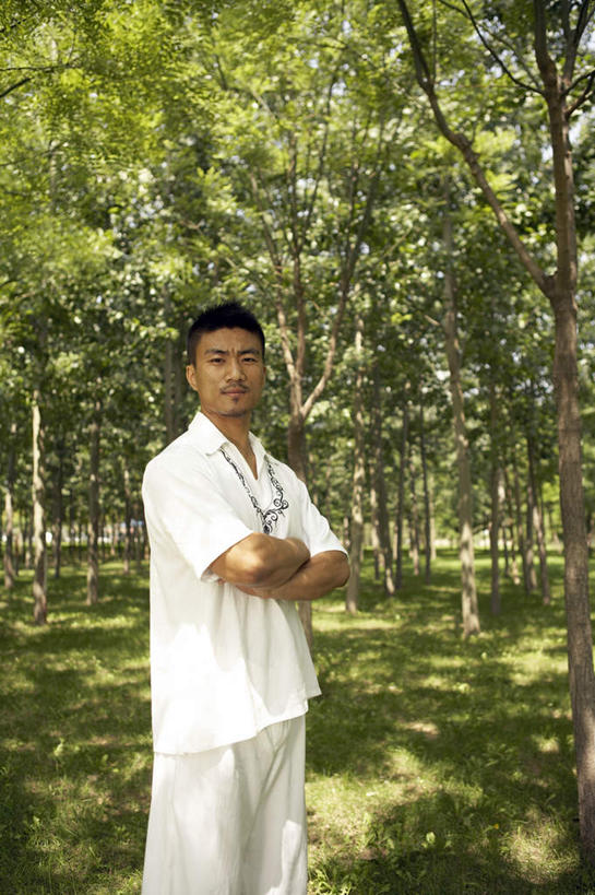 东方人,中年人,一个人,站,双手交叉,竖图,室外,白天,快乐,森林,仅一个男性,仅一个人,仅一个中年男性,休闲装,树,瑜珈,摄影,冥想,专心,双手抱胸,享乐,灵性,男人,男性,年轻男性,中年男性,中国人,年轻人,休闲活动,彩图,禅宗