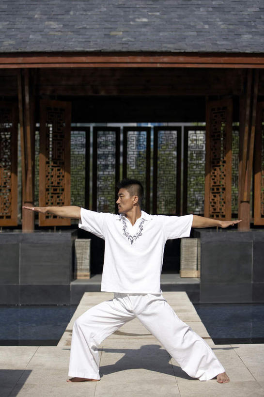 东方人,中年人,一个人,站,举,竖图,室外,白天,仅一个男性,仅一个人,仅一个中年男性,休闲装,托,赤脚,瑜珈,摄影,冥想,专心,灵性,男人,男性,年轻男性,中年男性,中国人,年轻人,休闲活动,举起,举手,举着,向上举,向上伸,向上托,彩图,禅宗