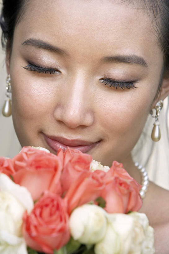 东方人,成年人,脸,头,脸颊,一个人,夫妻,妻子,新娘,微笑,竖图,室外,特写,白天,正面,爱情,婚礼,快乐,满意,幸福,植物,上海,庆祝,浪漫,闻,传统,肩膀,花,花朵,排列,插花,花束,恩爱,美女,恋人,摄影,希望,享乐,事件,肖像,典礼,婚姻,开端,女人,女性,中国人,年轻人,头部,脸部,脸蛋,面部,夫妇,情侣,闭着眼睛,彩图,欢乐,伴侣,摆拍